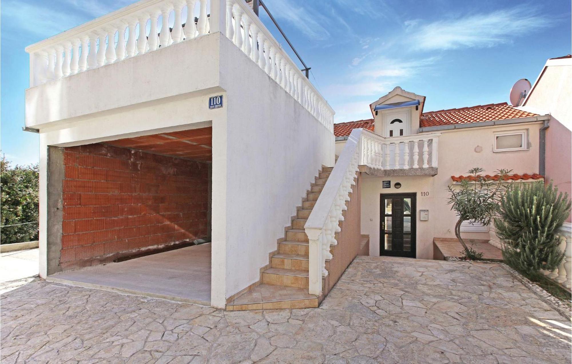 Lovely Apartment In Primosten With Kitchen Exterior foto